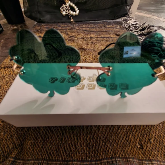 Tinted Jaws | Accessories | Tinted Jaws Green Clover  display picture 2